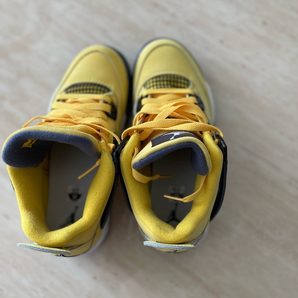 Jordan 4 Retro
Lightning (2021) (GS) - Picture 3 of 5